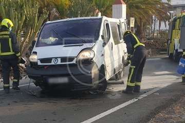 Vuelco de un furgón en la entrada a Telde desde la GC-1, a la altura de Las Remudas/TA.